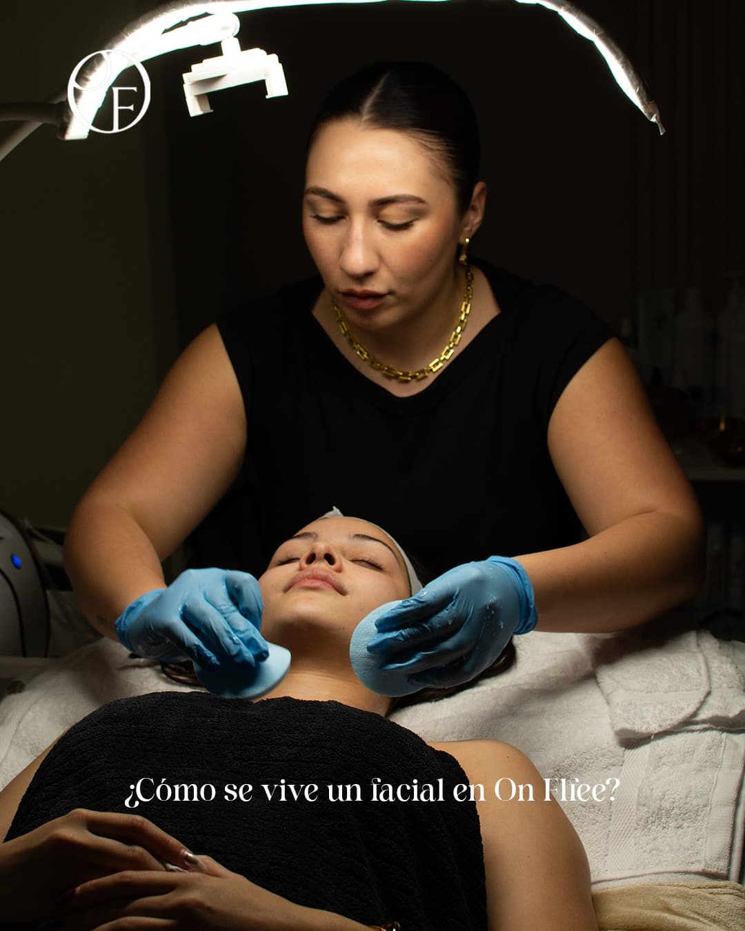 Profesional realizando una limpieza facial en On Fleek Skin Center🥼